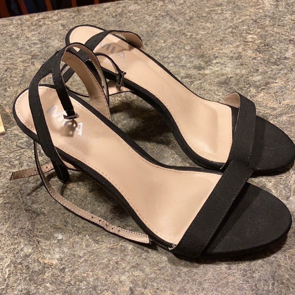 Black size 8 strappy heels